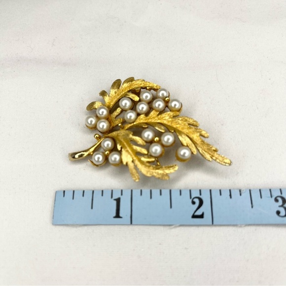 Vintage Alan J Faux Pearl Gold Tone Leaf Brooch Pin Signed - Picture 5 of 6